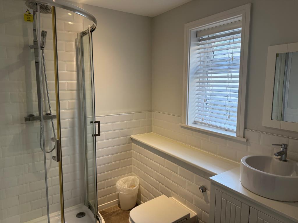 Lot: 6 - TWO-BEDROOM HOLIDAY BUNGALOW - The shower room